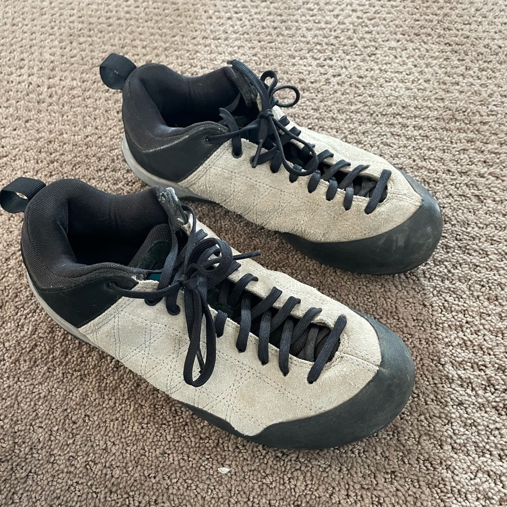 Five ten approach shoes, women’s size 8.5, color gray and black